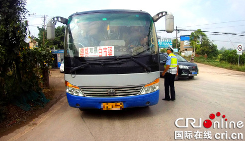 【法制安全】重庆九龙坡交巡警开展交通安全检查、劝导工作