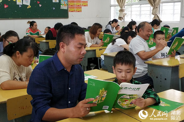 湖北宜昌开设亲子阅读课堂 小手牵大手争当生态公民