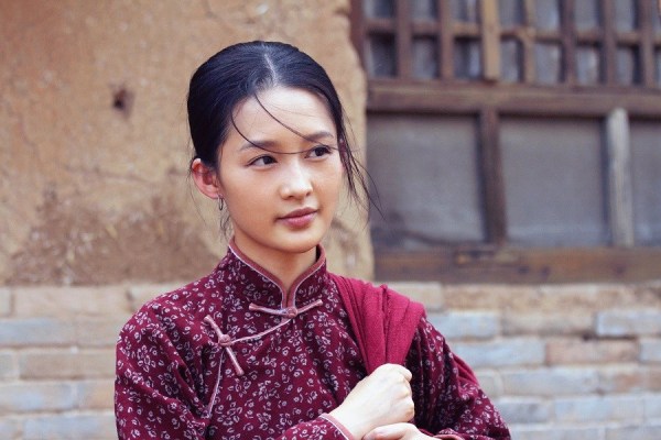 李沁《白鹿原》体验生活 纺线织布全素颜上阵