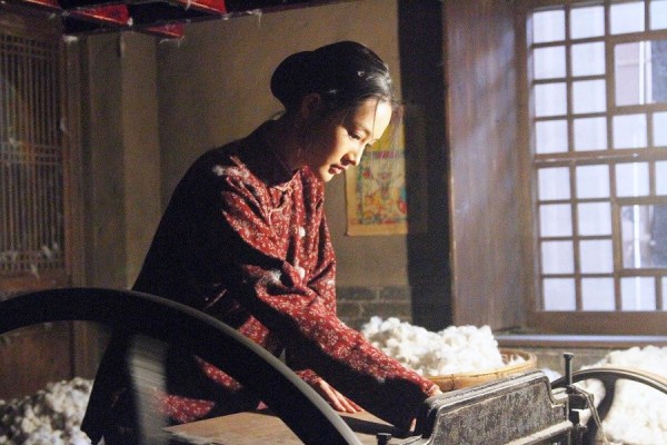 李沁《白鹿原》体验生活 纺线织布全素颜上阵