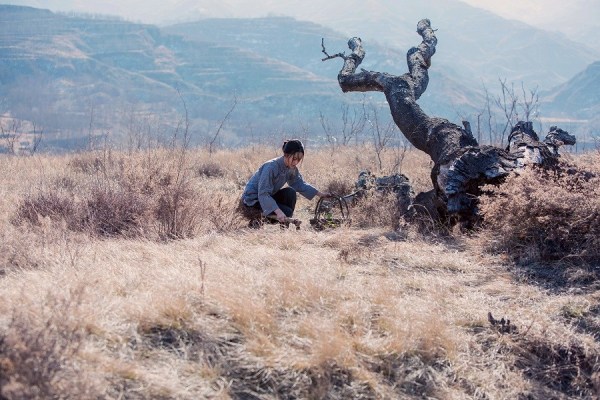 李沁《白鹿原》体验生活 纺线织布全素颜上阵