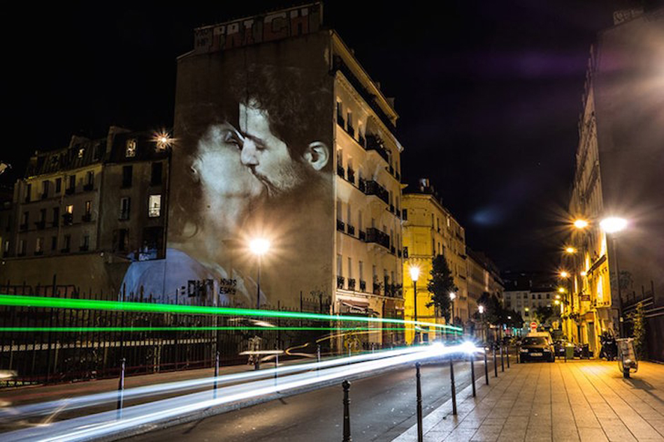 浪漫满街!巴黎大街建筑上投射情侣接吻影像(组