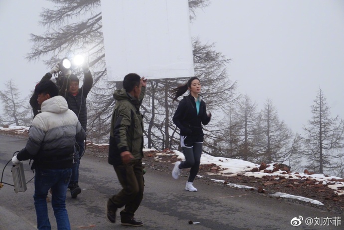 刘亦菲亲晒合影粉碎传闻 土豪 也出镜 - 国际在