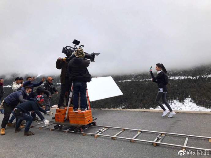 刘亦菲亲晒合影粉碎传闻 土豪 也出镜 - 国际在