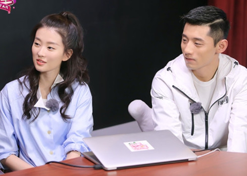 张继科贴身教乔欣打乒乓球 满满的CP感