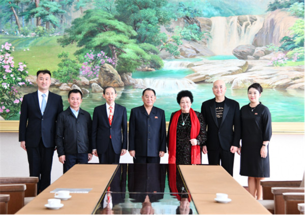 中国国际文化传播中心向朝鲜赠送艺术珍品