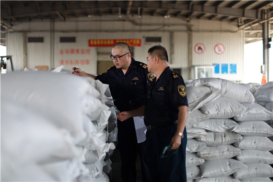 1.016吨固体废物颗粒混装闯关 厦门海关依法截获