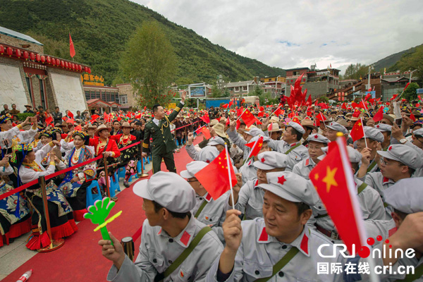 图片默认标题_fororder_4、现场观众热情高涨-摄影-刘斌