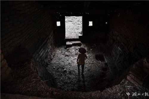 湖北蕲春：几个老艺人坚守着600多年的古窑 炉火不息