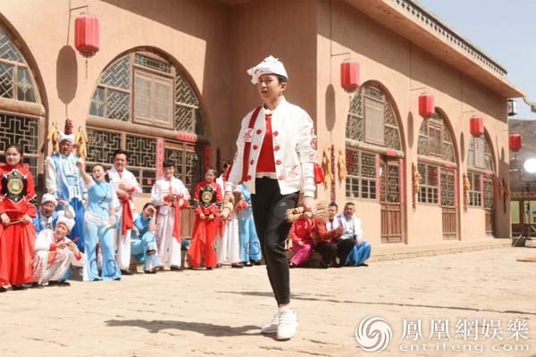 邓超《奔跑吧》联手陕北老乡 “饿狼模式”引惊叹