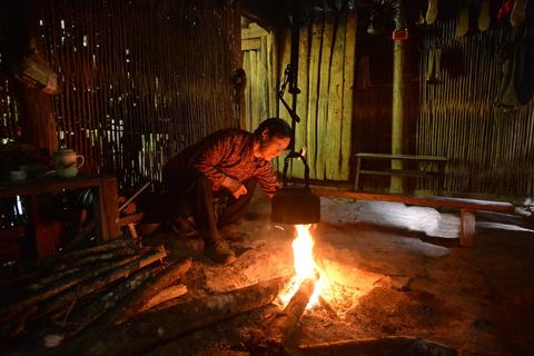 （导航成都）探秘与野生大熊猫混居的深山部落：“国宝”就在你家房前遛弯