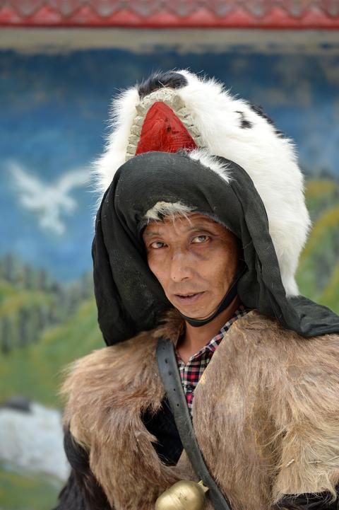 （导航成都）探秘与野生大熊猫混居的深山部落：“国宝”就在你家房前遛弯