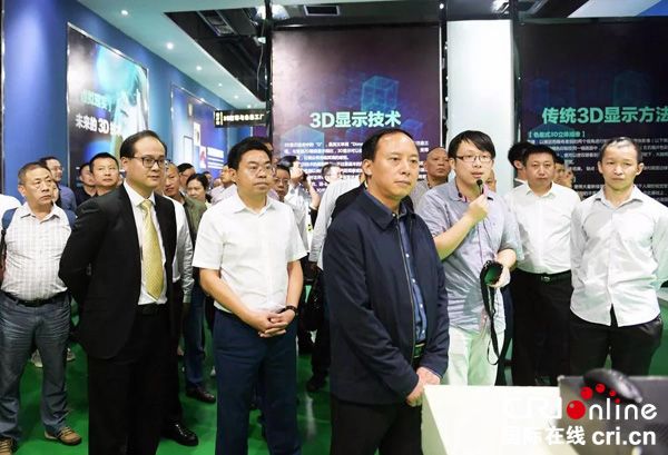 图片默认标题_fororder_参观中国西部三维技术展示体验馆现场-摄影-张景轩
