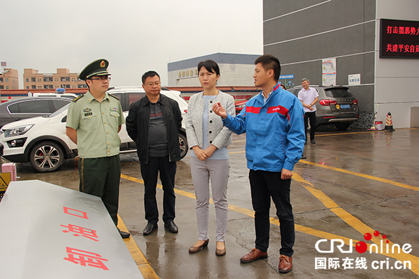 图片默认标题_fororder_听取中海油卫坪加油站负责人介绍相关情况（摄影-杨梦婧）