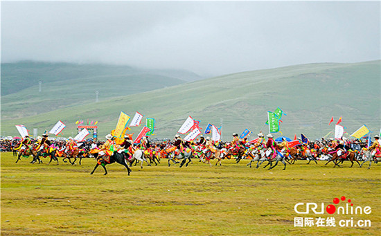 图片默认标题_fororder_理塘县八一赛马场万马奔腾（甘孜州委宣传部 供图）