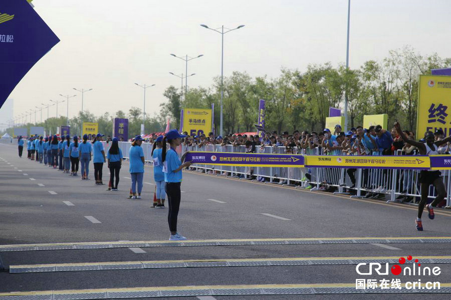 【河南在线-文字列表(页面标题:郑航学子助力龙湖国际马拉松 传播志愿者精神)】【移动端-文字列表】郑航学子助力龙湖国际马拉松 身体力行传播志愿者精神