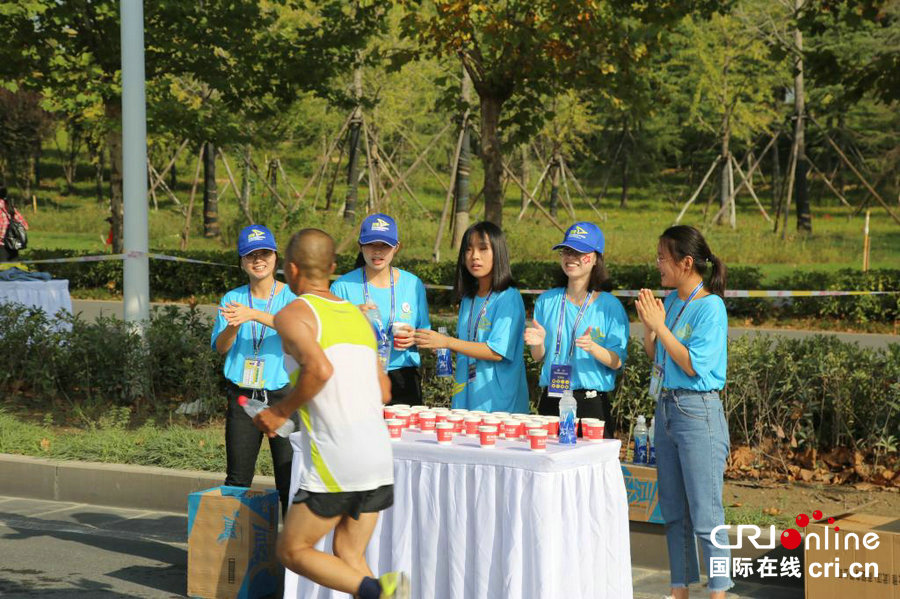 【河南在线-文字列表(页面标题:郑航学子助力龙湖国际马拉松 传播志愿者精神)】【移动端-文字列表】郑航学子助力龙湖国际马拉松 身体力行传播志愿者精神