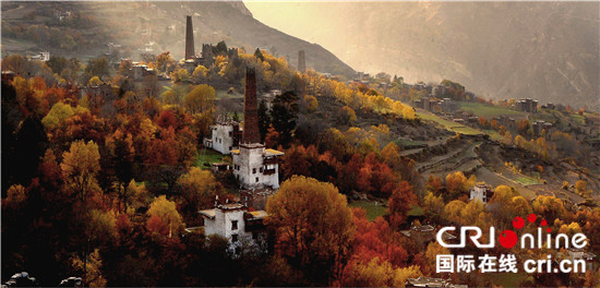 图片默认标题_fororder_2、丹巴古碉掩映在浓浓的秋色中如诗如画（丹巴县委宣传部  供图）