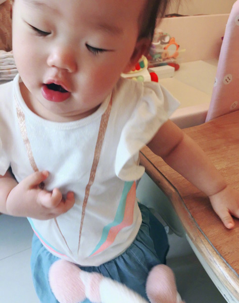 伊能静为女儿准备健康辅食 小米粒乖萌可爱超幸福