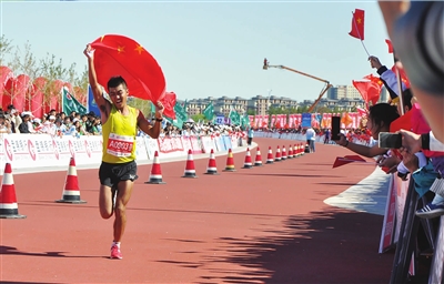 盘锦红海滩国际马拉松鸣枪开跑