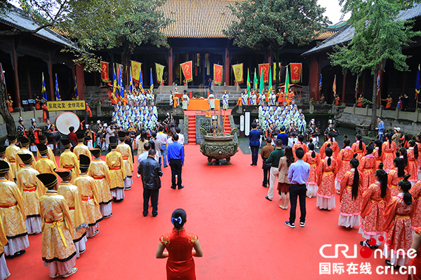 祭官依序行跪拜叩首礼,敬献祭酒,呤诵祝文,众人伏身祭拜先师孔子.