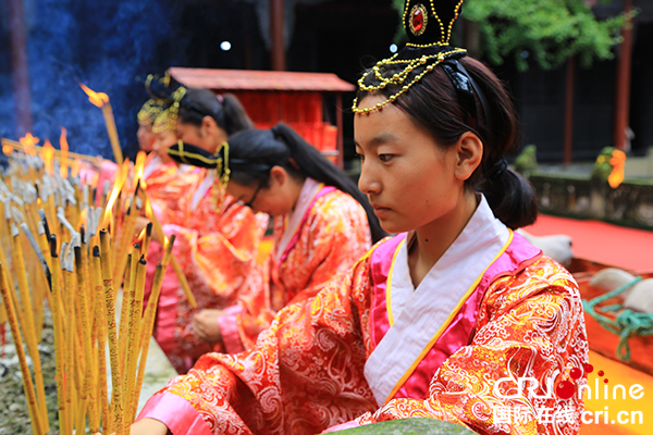 图片默认标题_fororder_学生上香祈祷（摄影：王一梦）