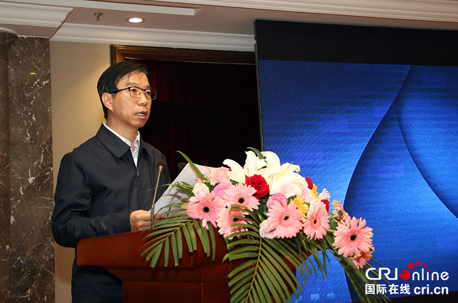 蓟州区委副书记,区长廉桂峰向驻华外交官们介绍蓟州区发展情况.