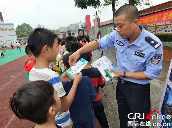 【法制安全】重庆北碚警方进校园开展禁毒宣传活动
