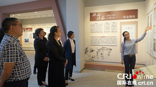 图片默认标题_fororder_参观校史馆-（摄影-沈仁平）