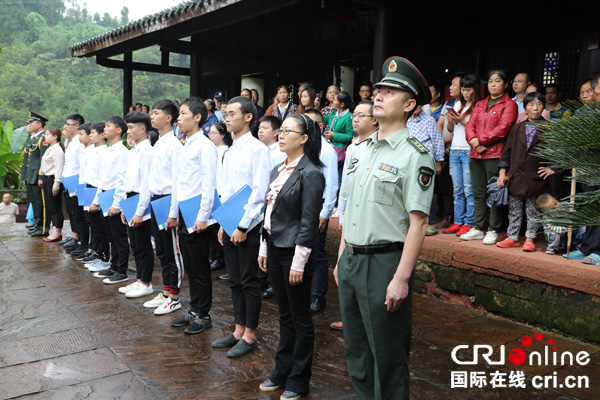 图片默认标题_fororder_家乡人民含泪忆英魂