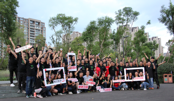 （导航成都）“健康中国 我们在乎” 四川中可健康夜跑迎接世界步行日