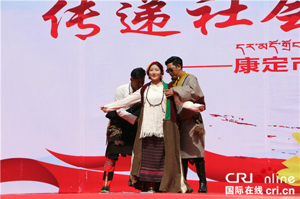 图片默认标题_fororder_3、沙德镇木雅服饰展表演现场