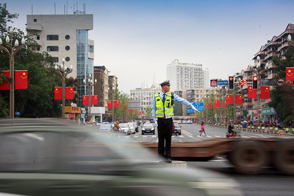 图片默认标题_fororder_国庆假期将来临-成都龙泉驿交警大数据为游客“导航”避堵（成都龙泉驿区委宣传部-供图）-(1)