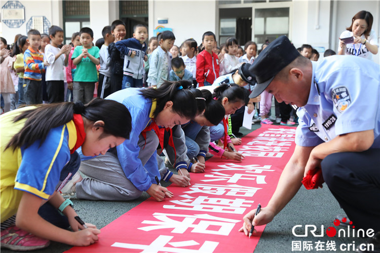 武汉铁路公安处开展“知路、爱路、护路”主题安全宣传活动