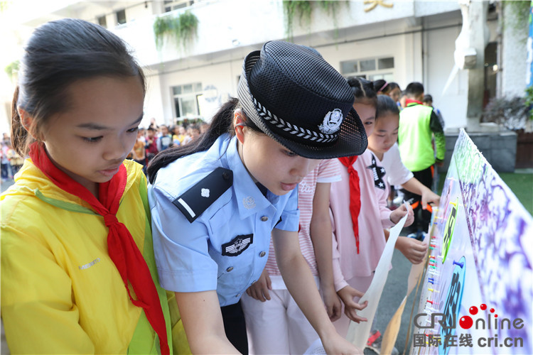 武汉铁路公安处开展“知路、爱路、护路”主题安全宣传活动