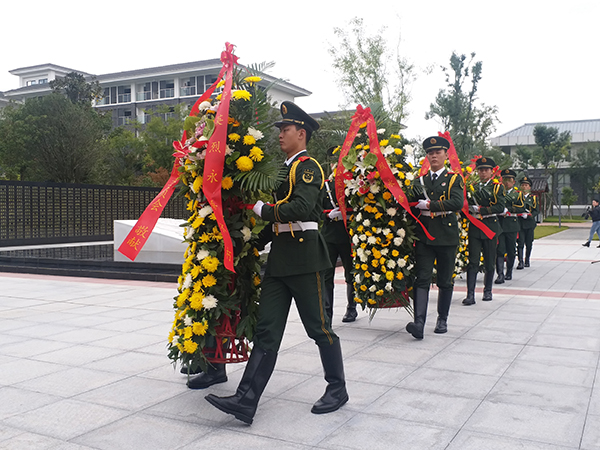 图片默认标题_fororder_礼兵向公安英烈敬献花篮-（四川省公安厅---供图