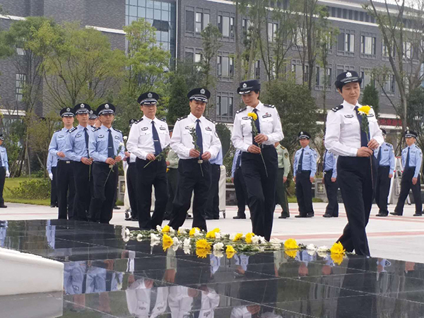 图片默认标题_fororder_向英烈献花-（四川省公安厅---供图）