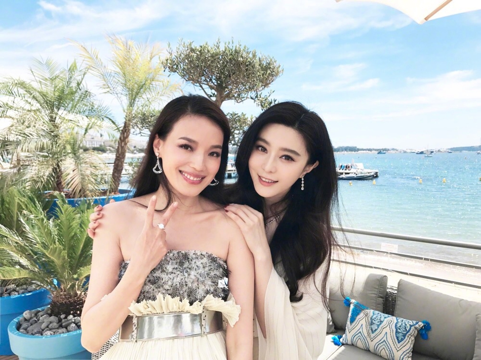 戛纳电影节70周年庆典活动,范冰冰与舒淇合影之外,她的工作室还晒出了