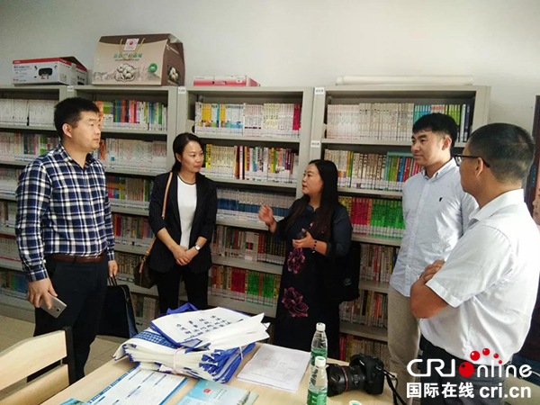 图片默认标题_fororder_乐山市司法局为府街社区送去部门办公用品