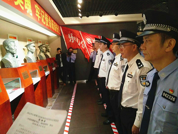 图片默认标题_fororder_缅怀英烈（摄影：王一梦）