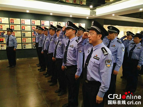 图片默认标题_fororder_民辅警重温入警誓词（摄影：王一梦）