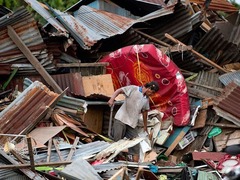 印尼强震及引发的海啸已造成832人死亡_fororder_CqgNOluwHuOAMIPBAAAAAAAAAAA089.980x654