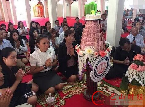泰国高僧生日大学师生捐10万现金堆成蛋糕