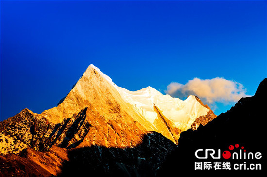 图片默认标题_fororder_稻城亚丁风光（稻城亚丁景区管理局供图）