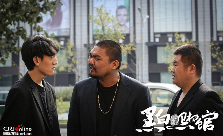 《黑白照相馆》爆笑上映 实力派演员飙戏口碑爆棚