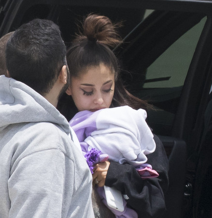 演唱会遭遇爆炸后 英女王赞A妹是个好歌手