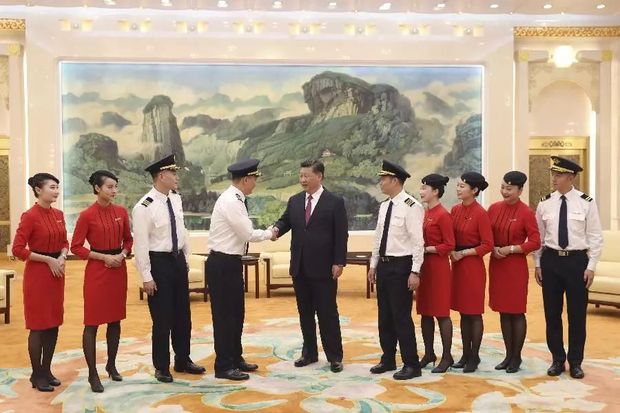 国家主席,中央军委主席习近平专门邀请四川航空"中国民航英雄机组"