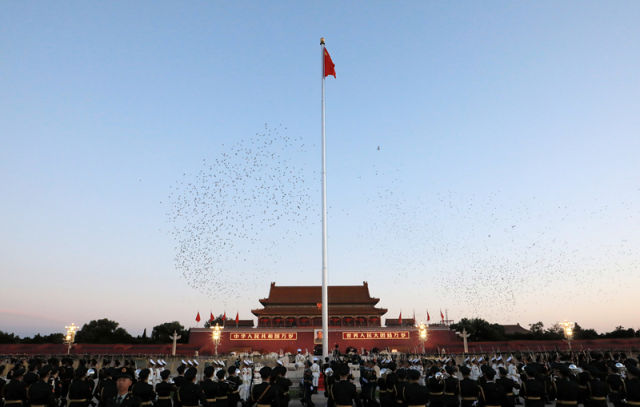 隆重的升国旗仪式在北京天安门广场举行,庆祝中华人民共和国成立69