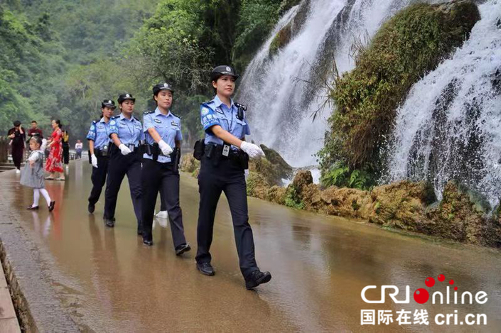 贵州荔波旅游警察女子中队首次亮相“十一”黄金周