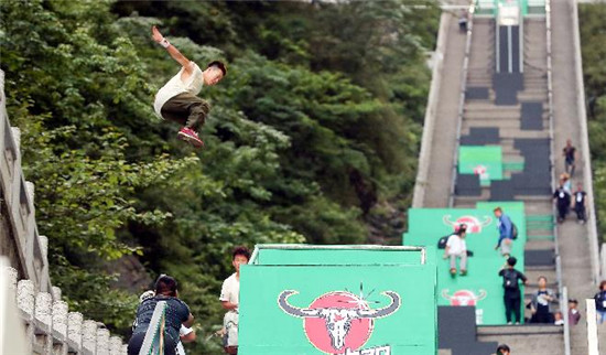 更强调参与乐趣和自我展示